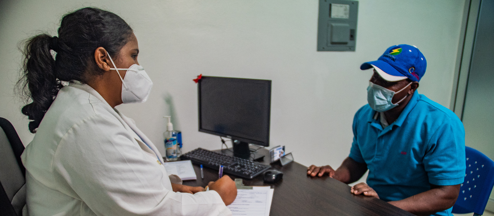 Image of a doctor talking with her patient 