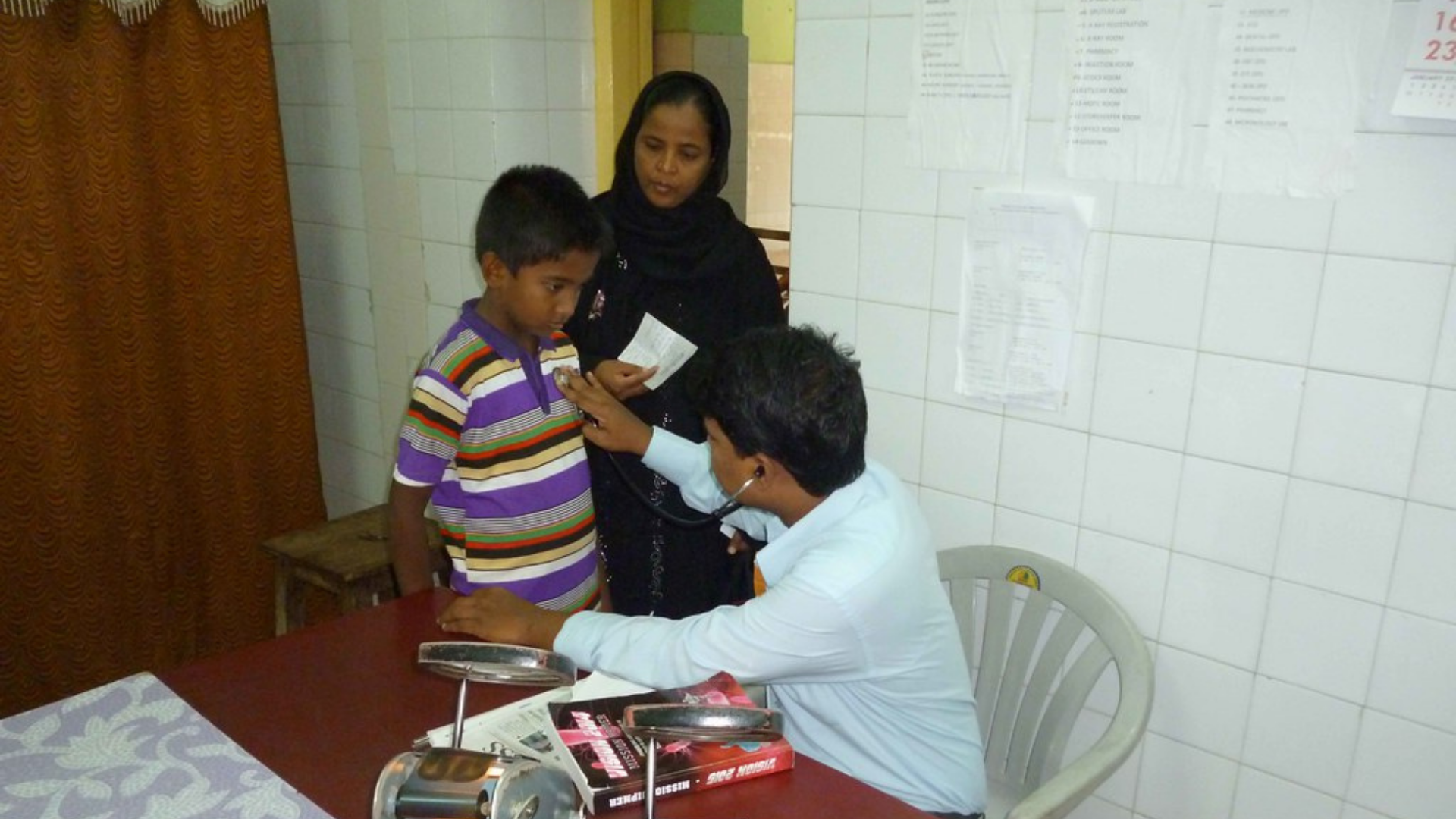 Doctor screens child for tuberculosis in India. Photo courtesy of CDC Global Health.