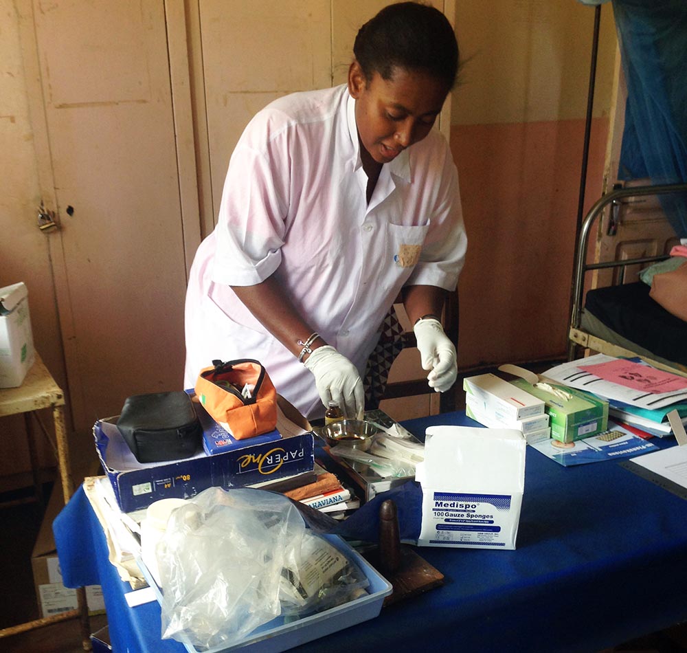 Noro Abdou Abdallah organizing medical supplies on adesk. 