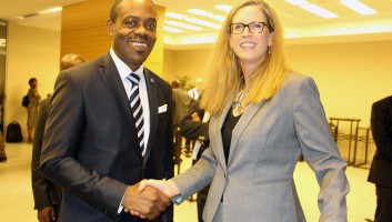 Bettina Brunner shaking hands with the Minister of Health, Oly Ilunga Kalenga